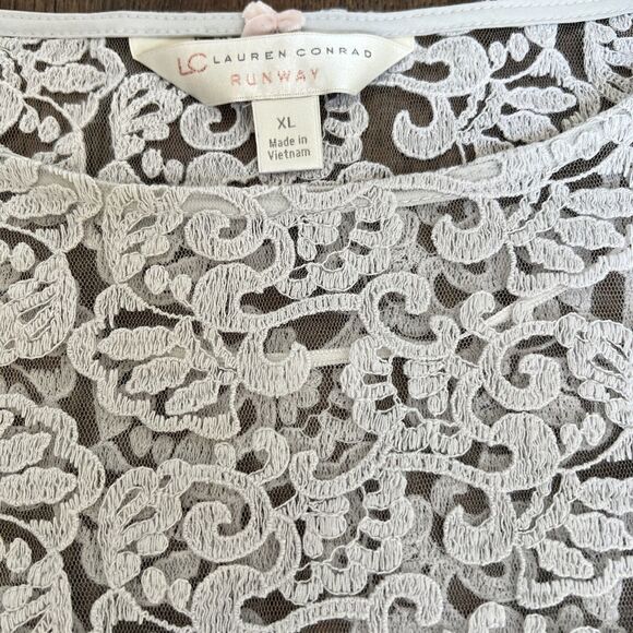 Lauren Conrad Runway Cropped Light Grey Lace Blouse Size XL Bell Sleeve Boho - Picture 5 of 11